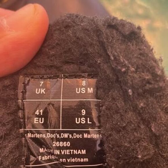 Dr Martens boots - Like NEW (Unisex) - Picture 4 of 6